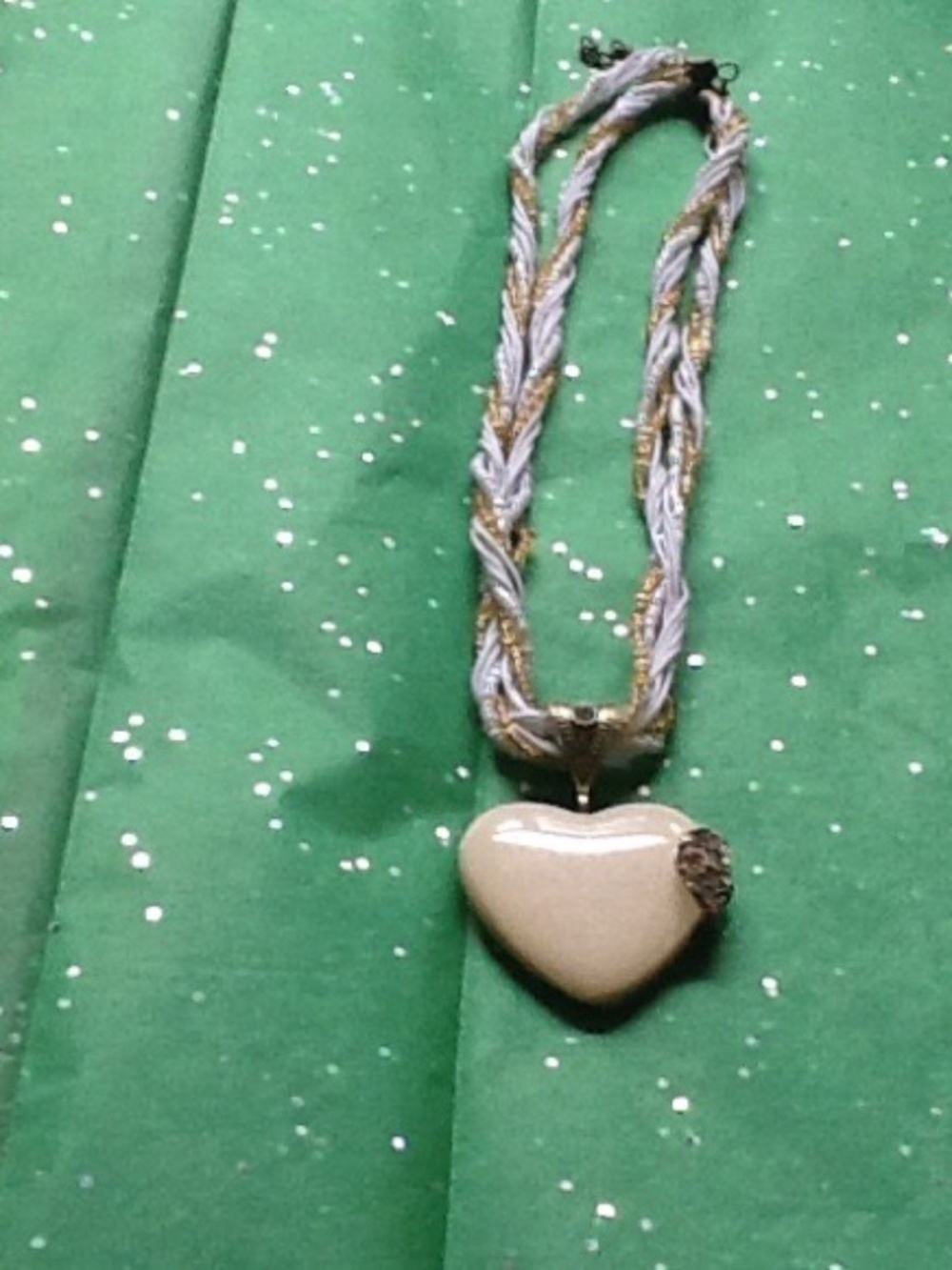 NWOT! NEVER WORN! CREAM COLORED HEART NECKLACE LOT6506